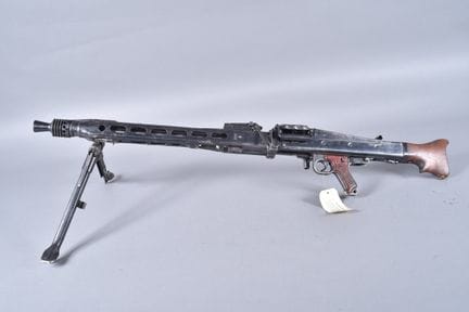 MG 42机枪，毛瑟工厂制造，代码AR。口径8x57 IS，编号411 D。木制枪托（带槽），橙褐色