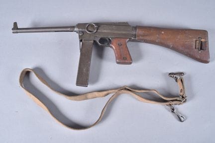 MAS 38 冲锋枪。口径 7.65 长弹。编号 G 68552。枪管刻有 1948 年日期。木制枪