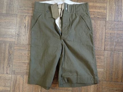 Short en coton vert olive de l’AK. Ceinture en toi