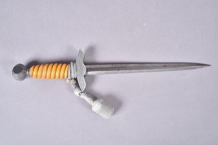 Mod 37 dagger for aviation officers. Orange filigr