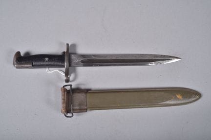 美国——M-1905-E1刺刀。M-42型短刺刀，配有钢制握把，握把上镶有带凹槽的黑色塑料片。刀刃根