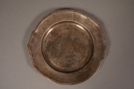 All- Plat rond en métal argenté chiffré L.A.H. Poi