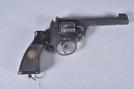 ENFIELD 2MkI*型左轮手枪，制造年份为1940年。口径380，编号K3312。铜青钢制枪身