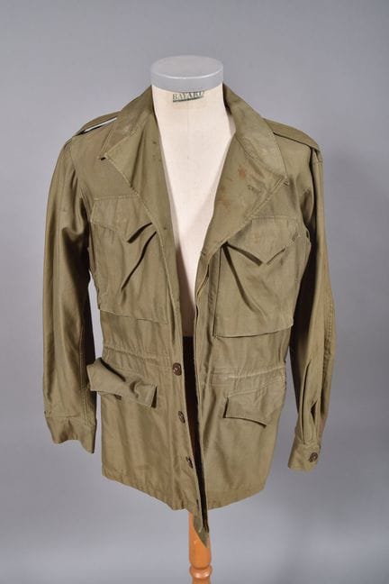 美国——M-1943型OD-7缎面棉质夹克。领口处有白色标签，口袋标签标注日期为1944年11月29