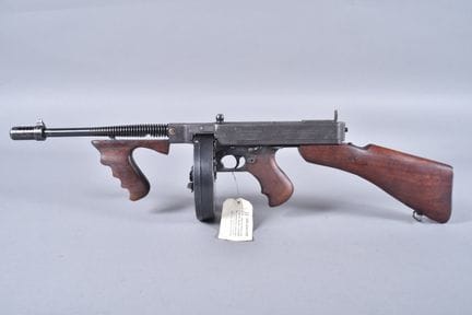 M1928 A1 汤姆森冲锋枪，萨维奇公司制造。口径45 ACP，编号414640。 前护木带握把。