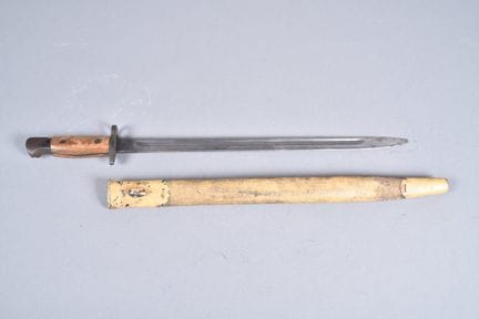 GB—Model 1907 bayonet. Metal handle with screwed-o