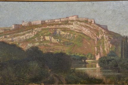 19世纪画派作品。“风景画，采用低角度视角，可能描绘了沃克吕兹省莫尔纳斯要塞”。 画作尺寸27×45