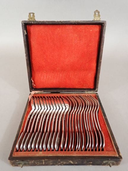 Ménagère en argent comprenant 12 couverts de table