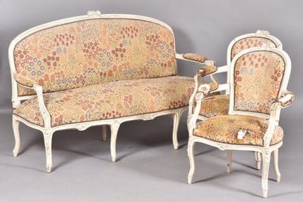 Salon comprenant un canapé et deux fauteuils cabri