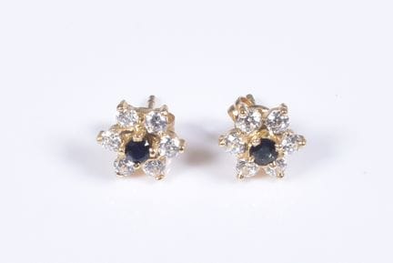 Petite paire de boucles d’oreilles marguerite en o