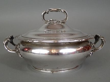 Légumier en argent à décor de feuillages et coquil