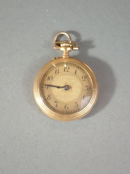 Montre de col en or jaune (750°). Cadran circulair