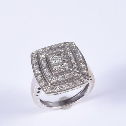 Bague joaillerie rectangulaire en or gris (750 mil