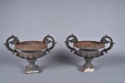 Paire de petits vases en fonte sur piédouche à déc