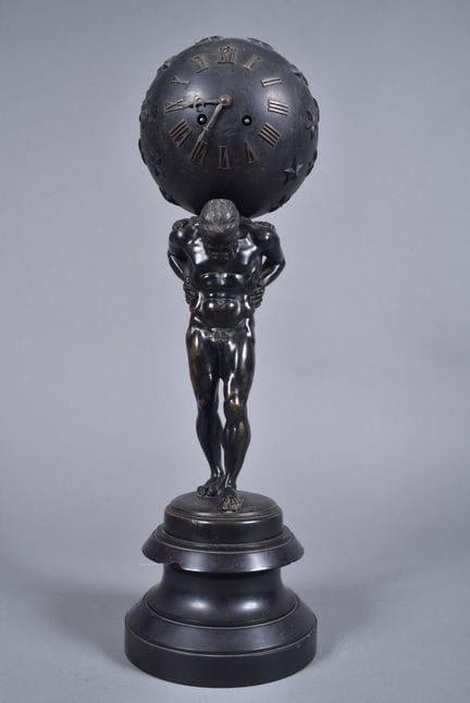 Pendule en bronze patiné figurant Atlas debout sup