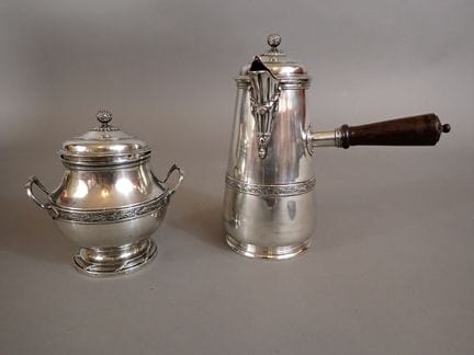 Chocolatière et sucrier en argent à décor de filet
