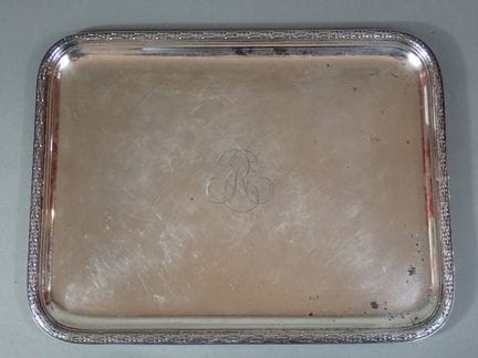 BOULENGER. Plat en argent à décor de frise de laur