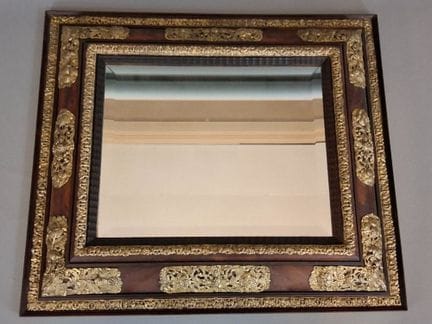 Miroir de style Louis XIII en bois de placage et o