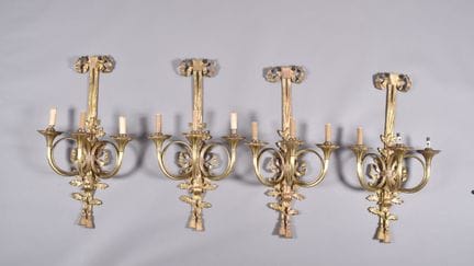 Suite de quatre appliques à trois bras de lumière 