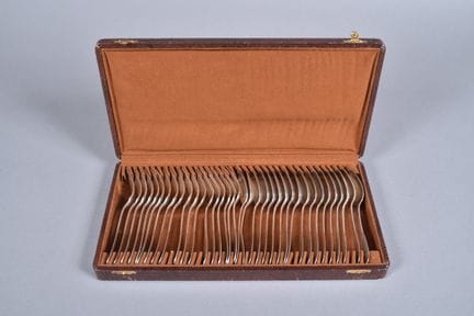 Ménagère en argent comprenant 18 couverts à entrem
