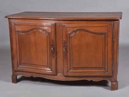 Buffet galbé en chêne mouluré, ouvrant en façade à
