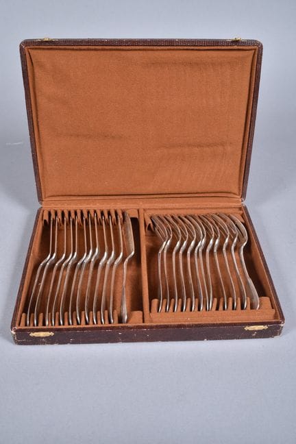 Ménagère en argent comprenant 12 couteaux à poisso
