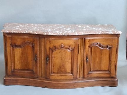 Buffet de chasse en noyer galbé sur trois faces, o