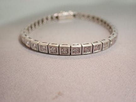Bracelet rivière en or gris (750 millièmes) orné d