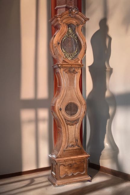 Horloge de parquet en noyer de forme mouvementée. 