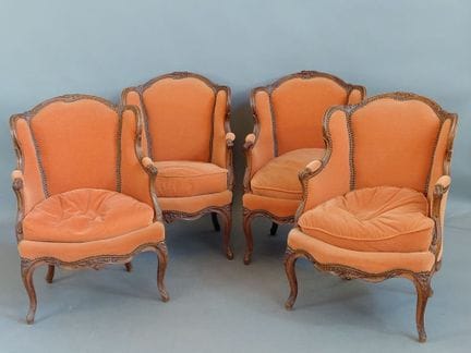 Suite de quatre bergères en hêtre mouluré et sculp