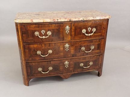 Commode en palissandre et bois de placage de noyer