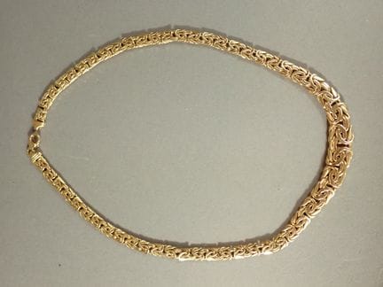 Collier en or jaune à maille haricot torsadée. Lon