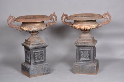 Paire de grands vases de jardin en fonte à décor d