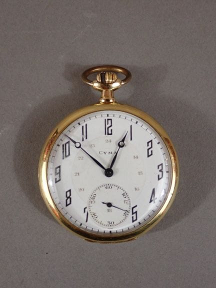 CYMA. Montre savonnette en or jaune, le cadran cir