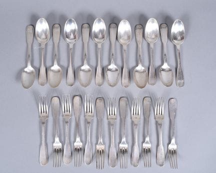 Ménagère en argent comprenant 12 couverts de table