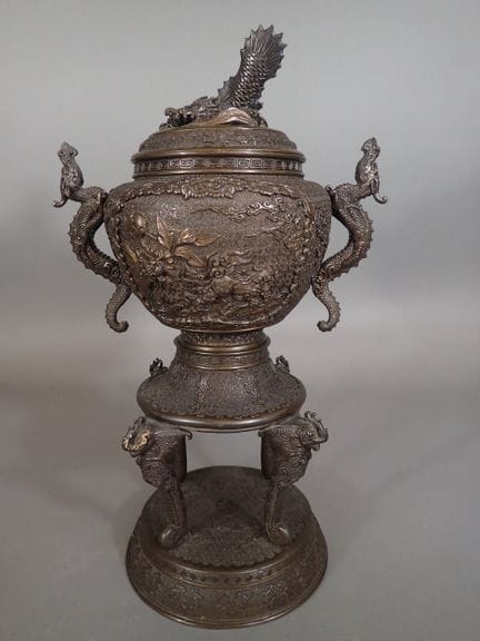 JAPON, Epoque Meiji
Large brûle parfum en bronze, 