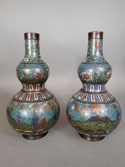 CHINE, Paire de vases en émaux cloisonnés à décor 
