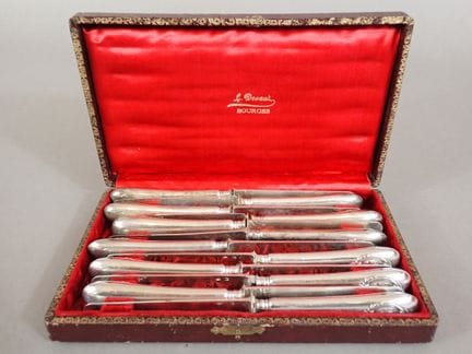 Lot de 12 couteaux en argent et argent fourré, la 