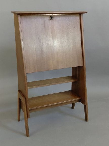 罗杰·兰多（Roger LANDAULT，1919-1983）。橡木书桌，右侧带翻盖，打开后可见储物