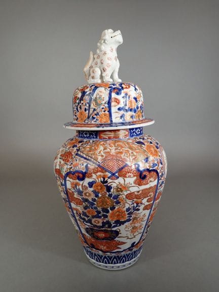 JAPON, XIXème siècle. Grand pot couvert en porcela