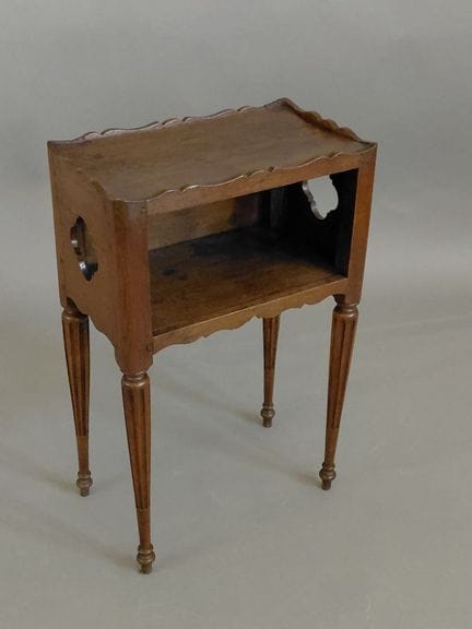 Chevet à niche en chêne, à côtés ajourés en quartf