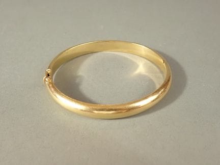 Bracelet rigide en or jaune (750°) avec fermoir de