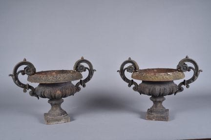 Paire de petits vases en fonte sur piédouche à déc