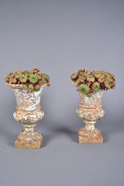 Lot de deux petits vases sur piédouche à décor de 