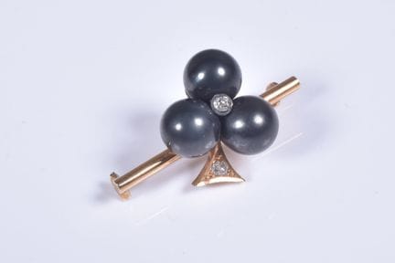Broche barrette ornée d’un trèfle serti de 3 boule