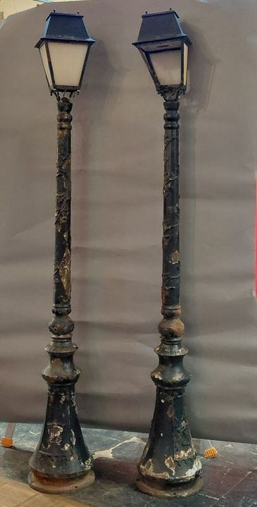 Paire de lampadaires de ville en fonte, fût à déco
