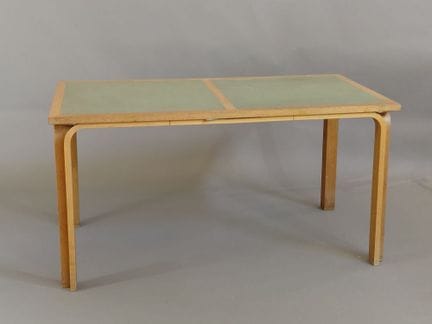 MAGNUS OLESEN, Table rectangulaire en bois lamellé