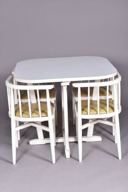 Editions THONET. Table de salle à manger en bois l