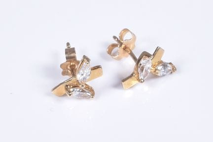 Petite paire de boucles d’oreilles à décor d’un li