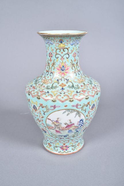 CHINE, XXème siècle. Vase en porcelaine de forme b